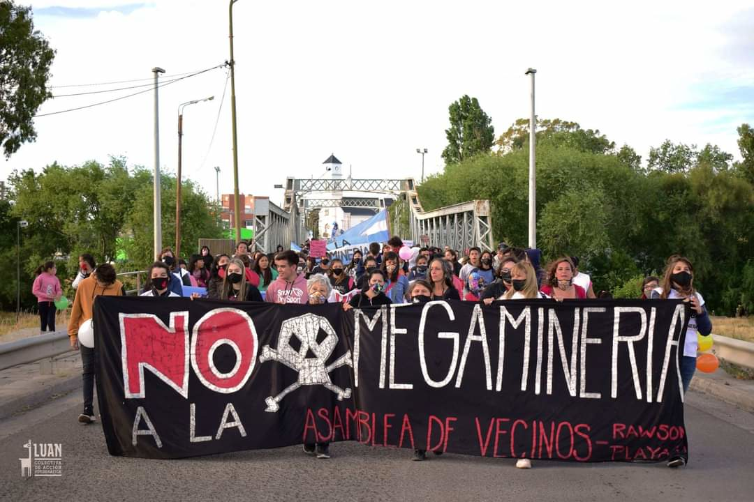 Pueblo de Chubut manifestándose contra la megaminería