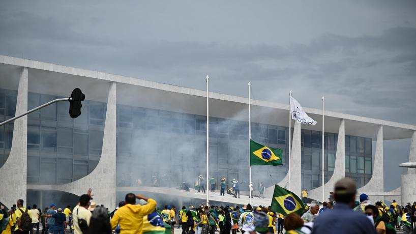 Seguidores de Bolsonaro invadiendo Congreso